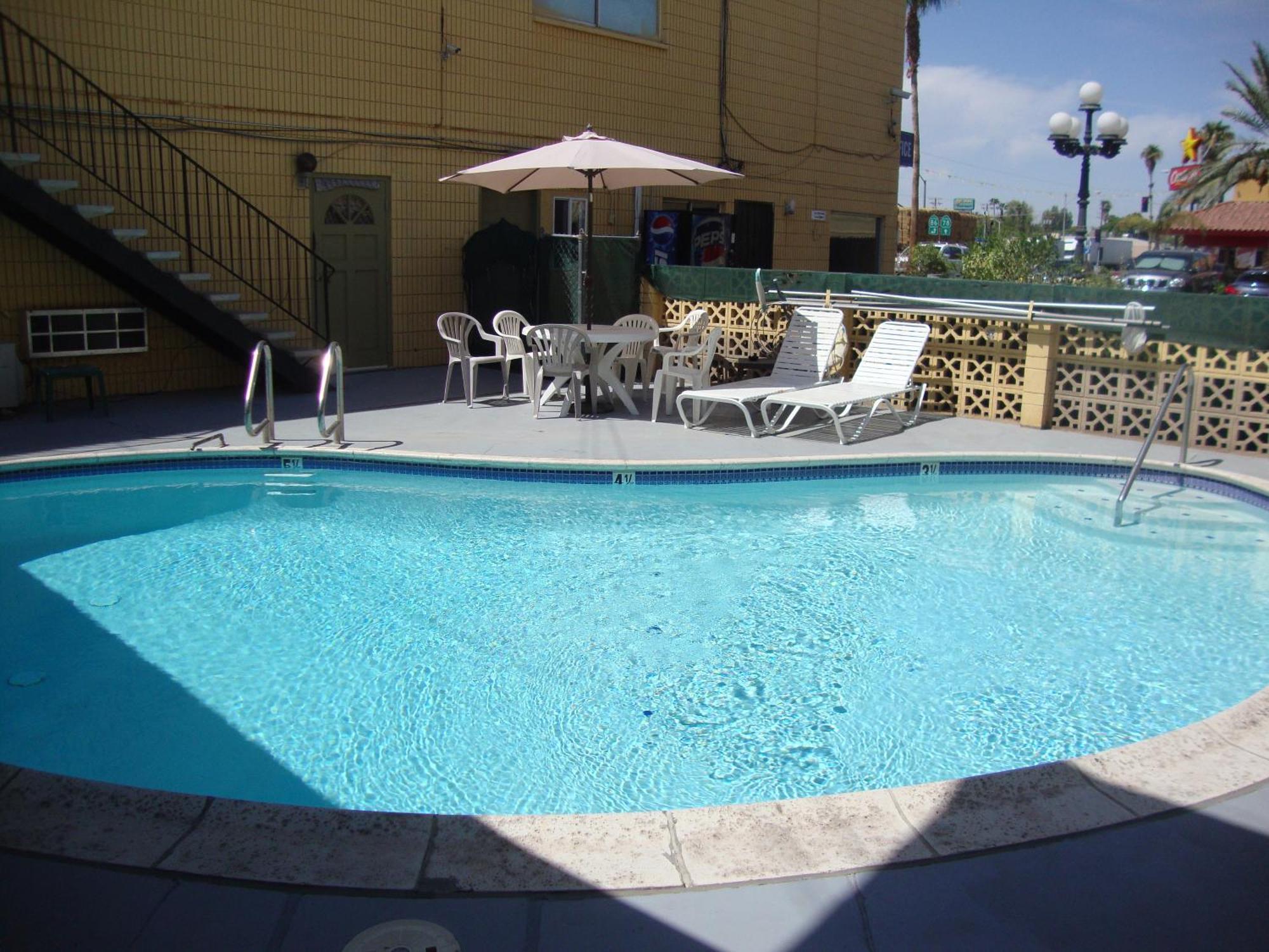 Townhouse Inn And Suites Brawley Съоръжения снимка