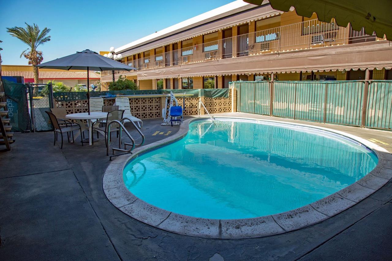 Townhouse Inn And Suites Brawley Екстериор снимка