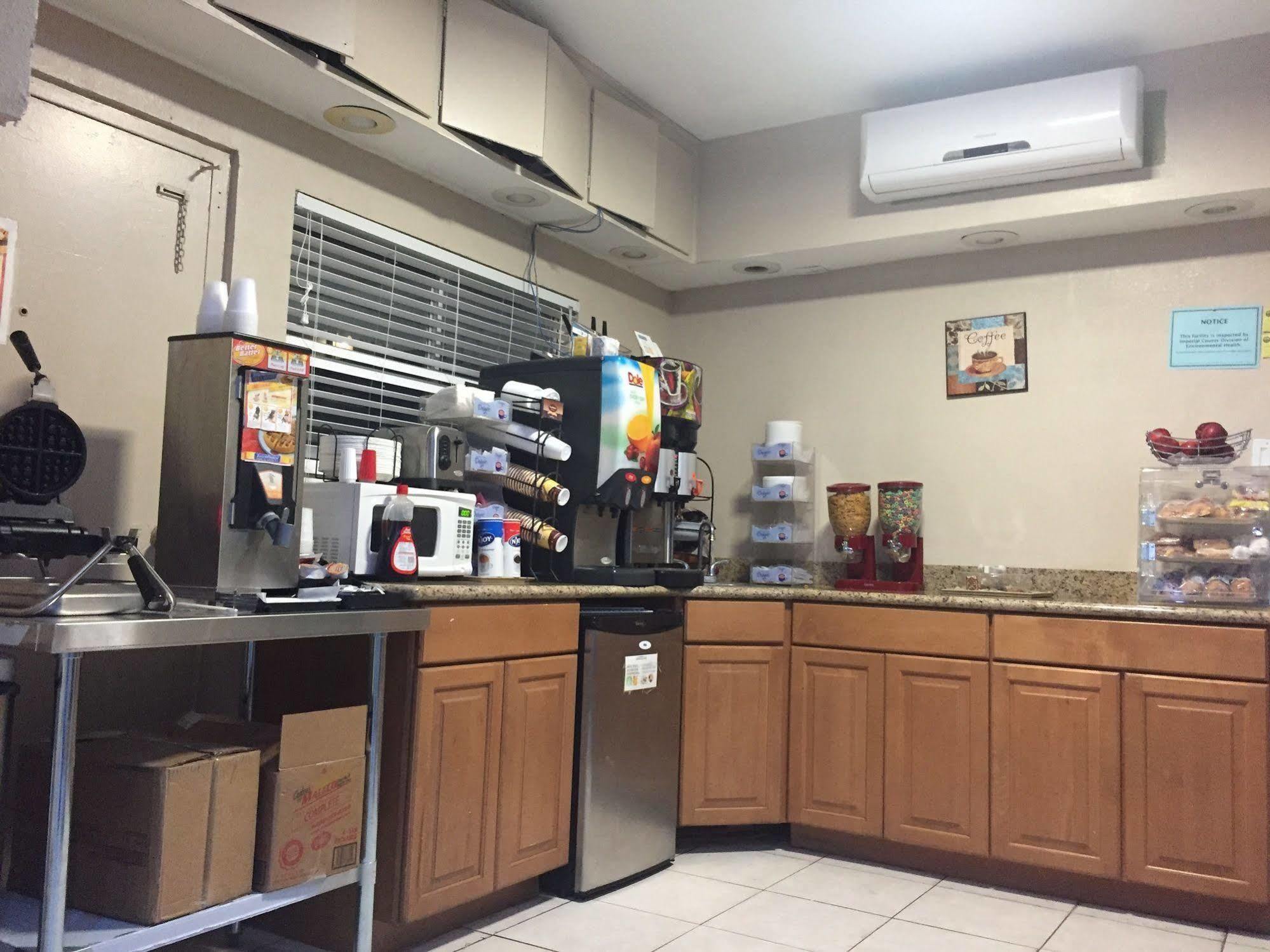 Townhouse Inn And Suites Brawley Екстериор снимка