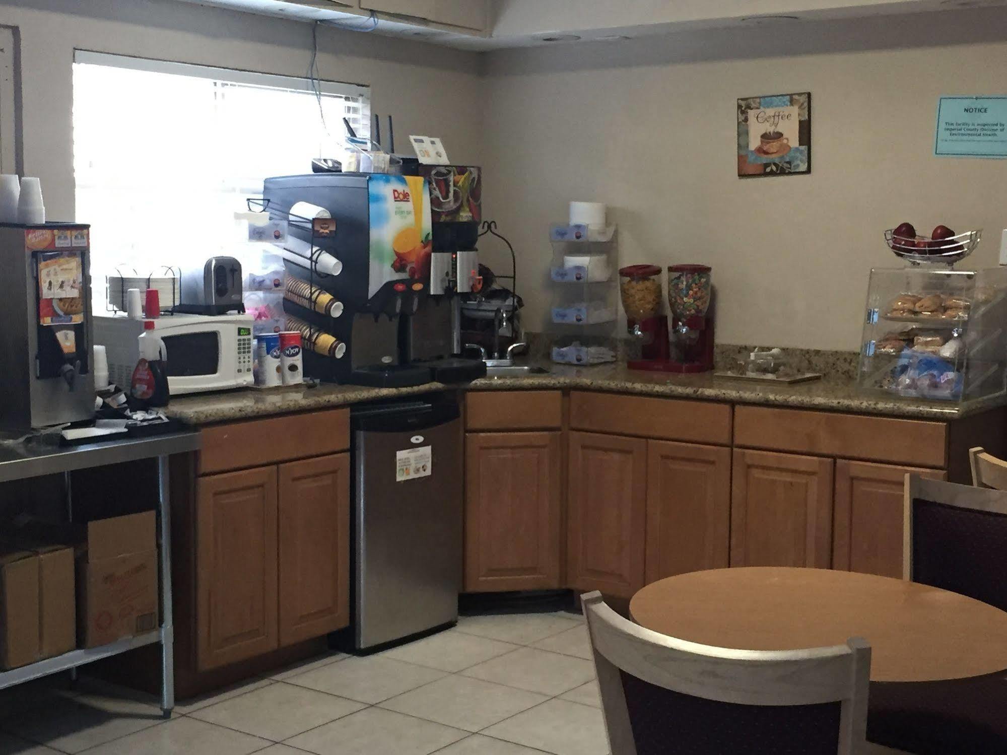 Townhouse Inn And Suites Brawley Екстериор снимка
